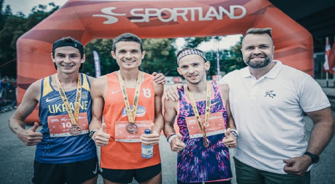 Dmitrijs Serjogins plūc uzvaras laurus 17. Kuldīgas pusmaratonā. Desmit kilometru distanci pieveic arī Ukrainas vēstnieks Latvijā.